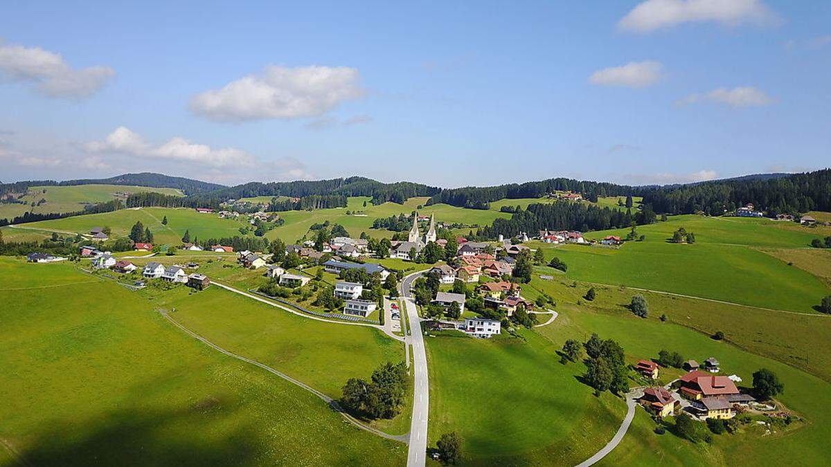 Der Sonnenort Diex mit seinem Wahrzeichen, der Wehrkirche mit Doppelturmanlage. 