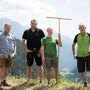Günther Blaßnig, Hans Gumpitsch und Manfred Ladstätter (Alpenverein) sind froh über die freiwillige Arbeit von Raphaela Hellmayr