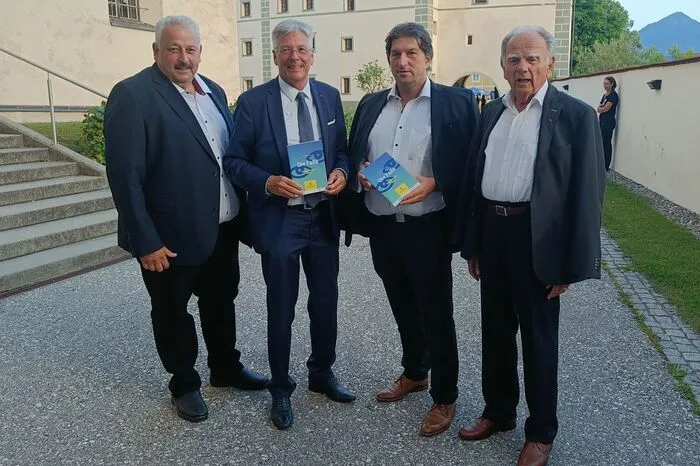 Unter den Zuschauern: Bürgermeister von Feistritz ob Bleiburg Hermann Srienz, Landeshauptmann Peter Kaiser, Bürgermeister von Eberndorf Wolfgang Stefitz sowie Altbürgermeister Josef Pfeifer (von links)