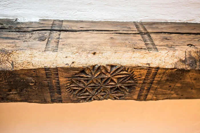 Holztram aus 1737 - Holznägel dienen beim Dachstuhl alsVerbindung.