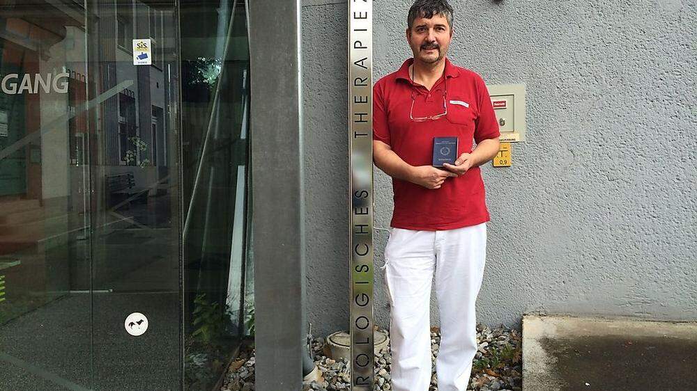 Stephan Werner mit seinem DDR-Reisepass: Schatz und Erinnerungsstück zugleich