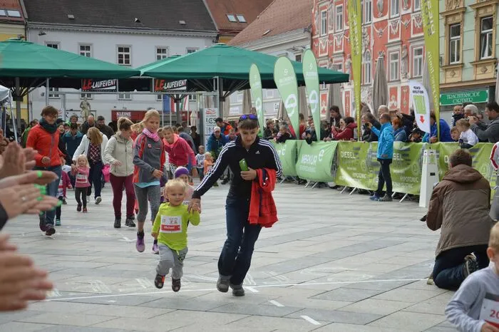 Die stützende Hand von Mama oder Papa war für die kleinen Sprinter eine große Hilfe.