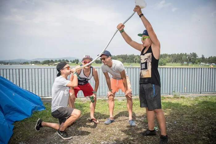 Alkohol muss augenscheinlich nicht aus der Dose konsumiert werden.