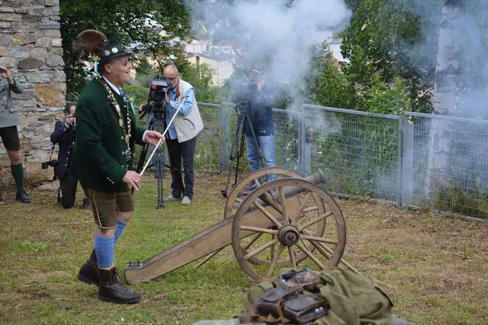 Dem "Boanabauern" Hechtl kam die Ehrenaufgabe zu, die Feier mit Salutschüssen aus der Kanone zu beginnen. 