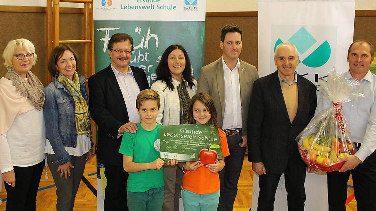 Helgard Kerschbaumer (zweite von links) überreichte Schulleiter Josef Anton Kummer (rechts) die Plakette "G’sunde Lebenswelt Schule"