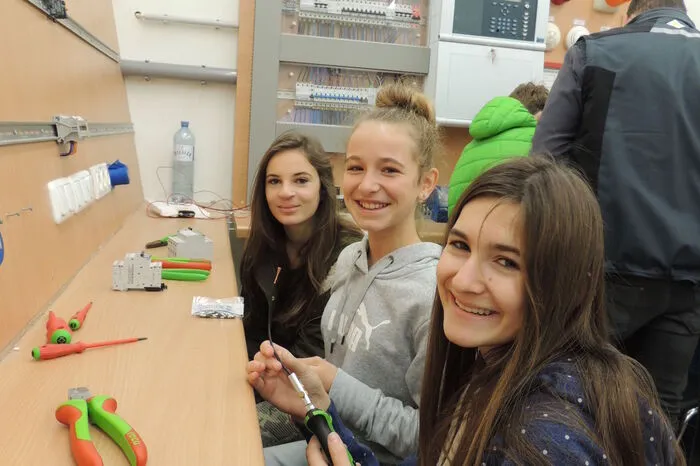 Auch den Mädchen macht das Bauen der Schaltkreise im Schulungsraum Spaß