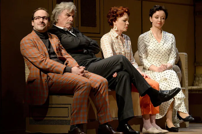 Florian Teichtmeister als Franz Jura, Peter Simonischek in der Rolle des Gustav Heink, Stefanie Dvorak als Delfine und Regina Fritsch als Marie während einer Probe des Stückes "Das Konzert" am Akademietheater in Wien