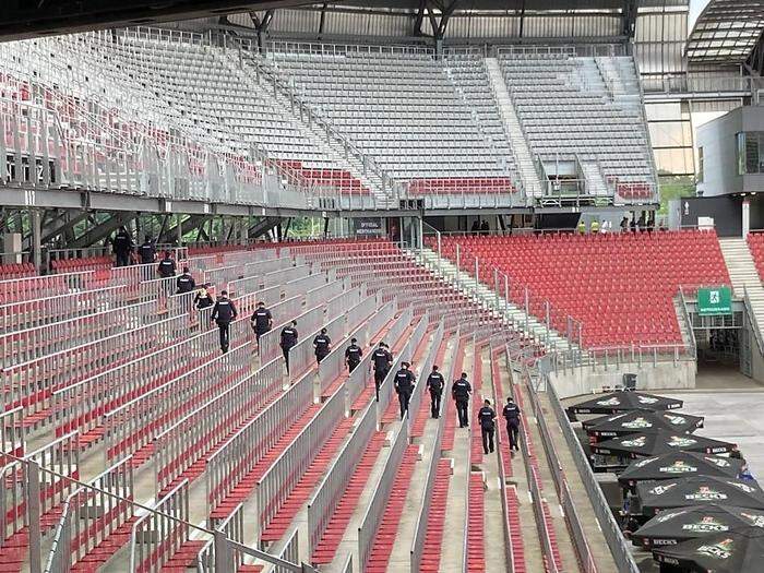 Ein Aufgebot an Spezialkräften der Polizei durchsuchte das Stadion