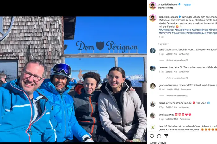 „Wenn der Schnee sich entscheidet, lieber Matsch als Pulverschnee zu sein, bleibt mir nichts anderes übrig, als das Beste draus zu machen – und das bedeutet: Hüttengaudi mit der Family“ - Moderatorin Arabella Kiesbauer lässt sich die Stimmung im Skiurlaub nicht vermiesen.