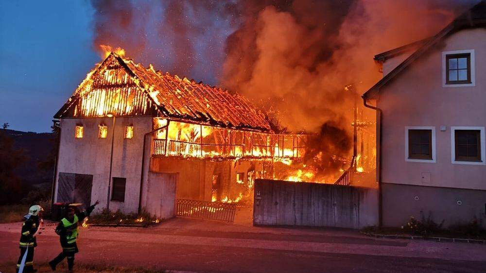 Leer stehender Stall in Flammen aufgegangen