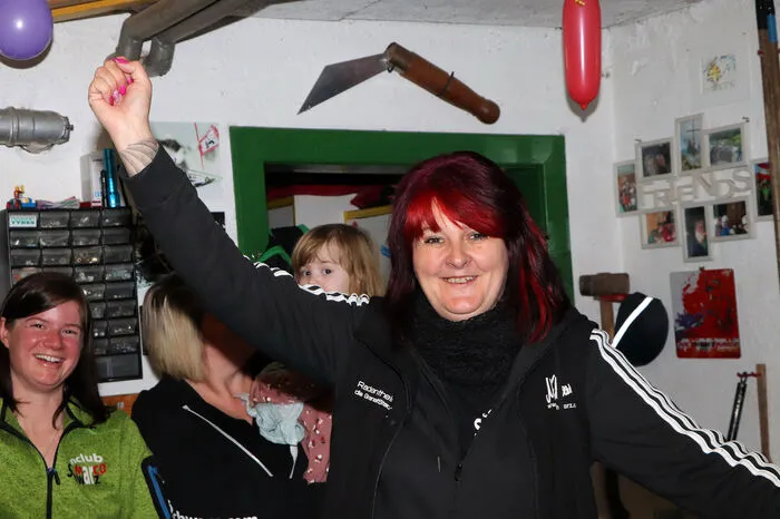 Beatrix Kerschbaumer ist die Obfrau des Fanclubs, der auf 350 Mitglieder angewachsen ist. Nicht nur Kärntner, sondern auch Fans aus Tirol, Niederösterreich oder der Schweiz drückten bei der ersten Medaillenentscheidung die Daumen