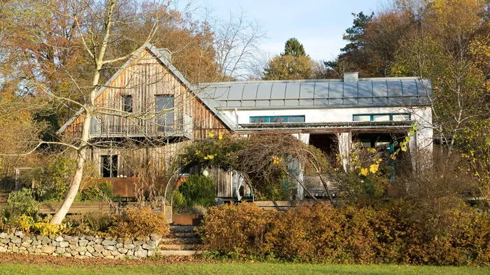 Das Bauernhaus mit dem angebauten Wintergarten...