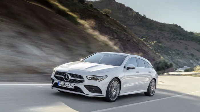 Der Mercedes CLA streckt sich als Shooting Brake seinem Marktstart entgegen: Bis zur B-Säule ist der Umriss der rahmenlosen Fenster mit dem des Coupés identisch, dann sorgt das schöne Kombiheck für einen starken Abgang. Er ist 48 Millimeter länger als bisher, 53 breiter, aber 2 Millimeter niedriger, geht aber immer noch als praktisch durch: Die Ladeöffnung fällt mit 871 Millimetern deutlich breiter aus als beim Vorgänger und der Kofferraum fasst um 10 Liter mehr, nämlich 505.