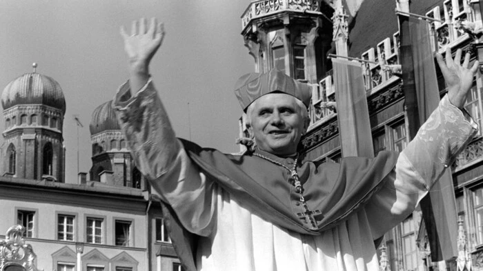 Joseph Ratzinger wurde am 16. April 1927 im oberbayrischen Martkl am Inn nahe der Grenze zu Österreich geboren.