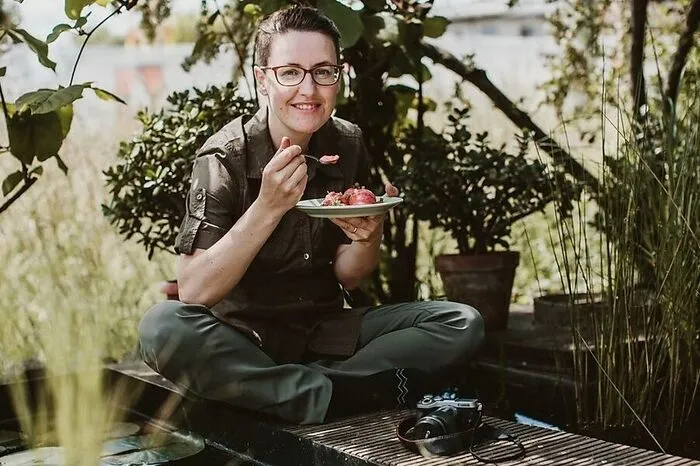 Die Natur als Supermarkt: Katja Rebolj ist studierte Biologin und „Foragerin“. Das bedeutet, sie durchstreift die Grüngürtel von Laibach und Umgebung nach seltenen und schmackhaften Pflanzen, Früchten und Kräutern, die als Nahrungsmittel längst von unserem Speiseplan verschwunden sind. Wie zum Beispiel Bärenklau, Mädesüß, Taubnessel oder Hainsalat. Mit ihrer besonderen Ernte beliefert sie einige Restaurants in der Stadt wie das Monstera Bistro. Auch Besuchern zeigt sie bei geführten Spaziergängen, an welchen Spezialitäten des Feinkostladens Natur sie sonst achtlos vorbeigehen. katjarebolj.com