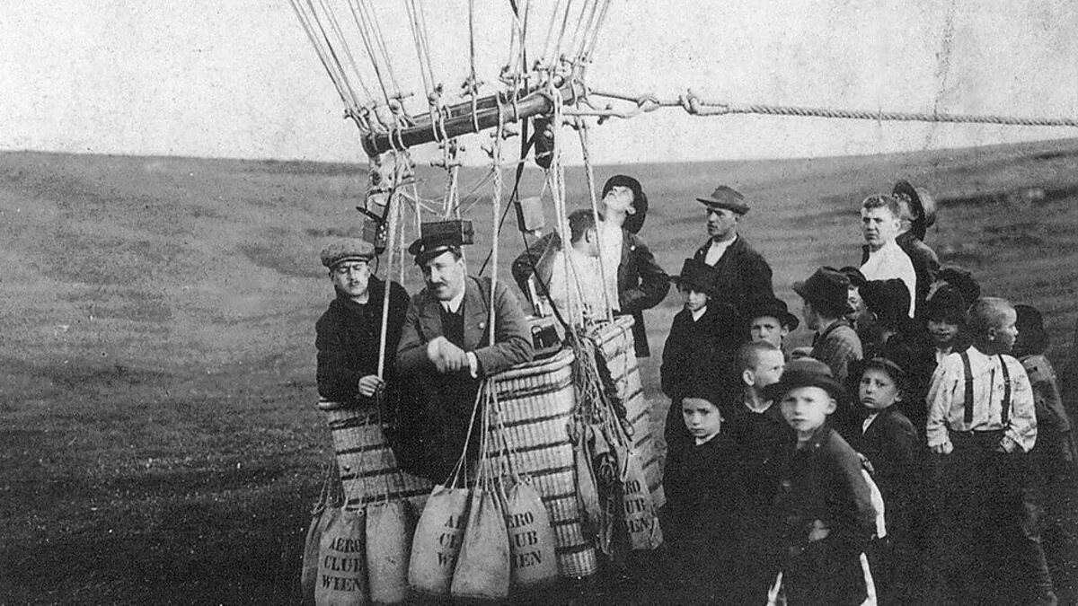 Victor Hess im Ballonkorb vor dem Start um 1912 