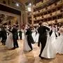 ABD0181_20240208 - WIEN - ÖSTERREICH: Jungdamen- und Jungherren-Komitee während der Eröffnung am Donnerstag, 08. Februar 2024, im Rahmen des Opernballes in der Wiener Staatsoper. - FOTO: APA/ROLAND SCHLAGER - ++ WIR WEISEN AUSDRÜCKLICH DARAUF HIN, DASS EINE VERWENDUNG DES BILDES AUS MEDIEN- UND/ODER URHEBERRECHTLICHEN GRÜNDEN AUSSCHLIESSLICH IM ZUSAMMENHANG MIT DEM ANGEFÜHRTEN ZWECK UND REDAKTIONELL ERFOLGEN DARF ++