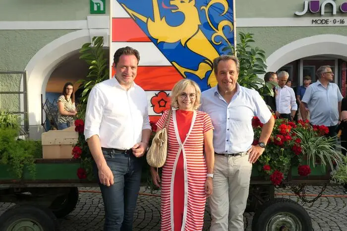 Minister Norbert Totschnig, Elisabeth Blanik und Franz Theurl feiern in Lienz