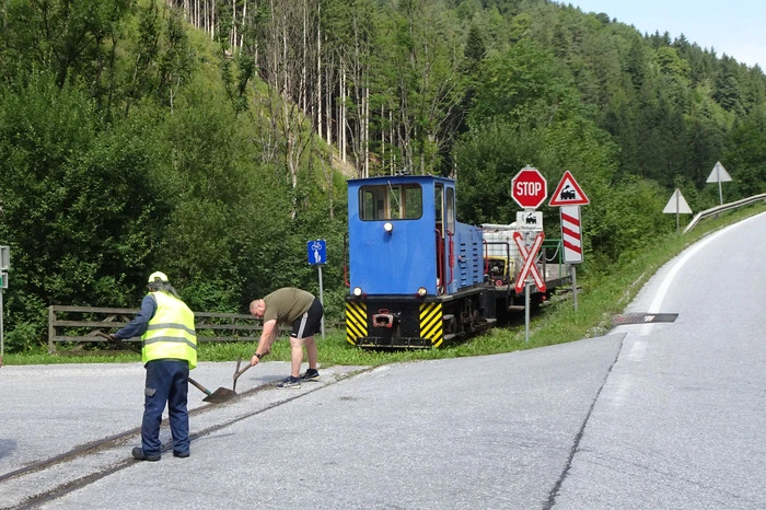 Auch die Bahnübergänge wurden wieder notdürftig freigemacht.