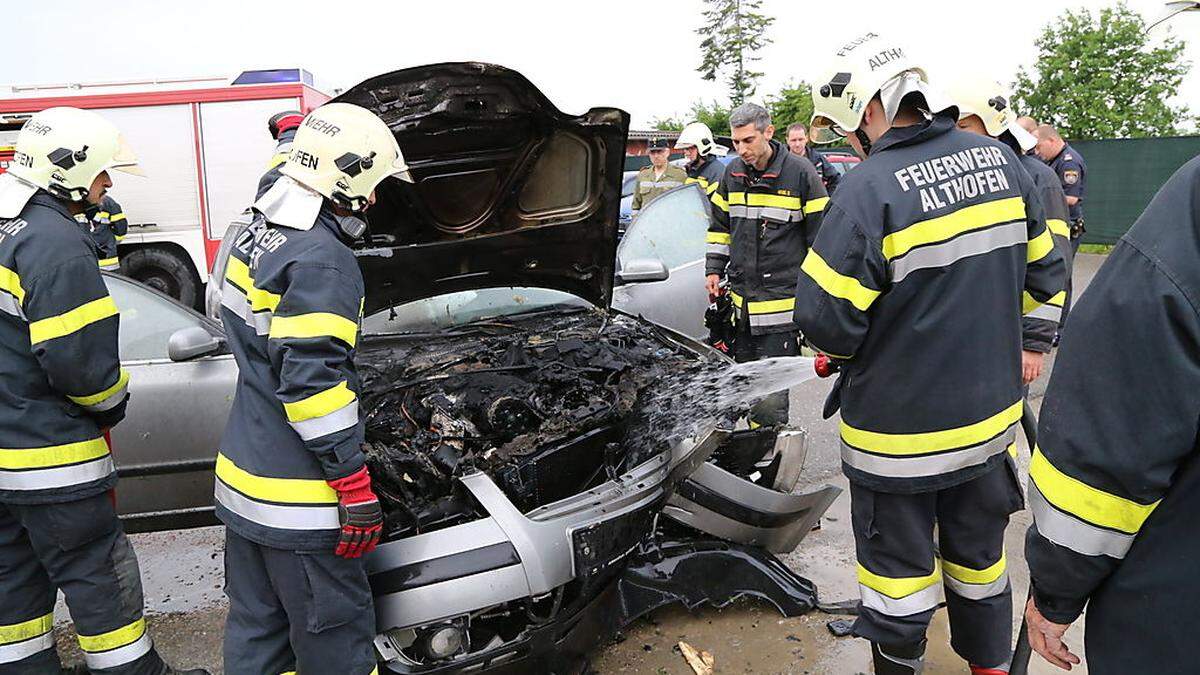 Die Feuerwehrleute konnten den Brand im Motorraum löschen