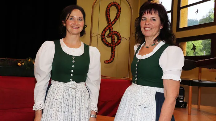 Die Obfrau Melanie Schnitzer und die Chorleiterin Erika Zwischenberger konnten sich über einen sehr erfolgreichen  Konzertabend im ausverkauften Kultursaal Himmelberg freuen. 