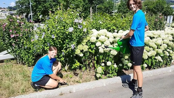 Samantha Hofmann und Alexander Gruber sind fleißig an der Gartenarbeit