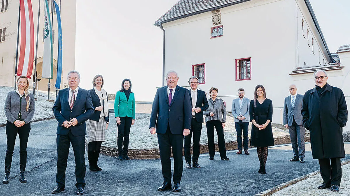 Regierungsklausur in Seggauberg: Hausherr Bischof Wilhelm Krautwaschl (r.) hieß die Regierungsmitglieder und die Klubobleute der Regierungsparteien im Schloss Seggau willkommen
