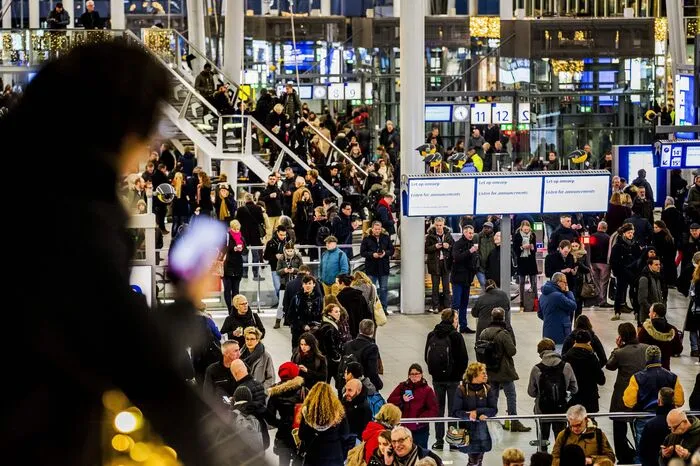 Der am Donnerstag eingestellte Bahn-Fernverkehr rollte in Deutschland am Freitag in der Früh wieder an.