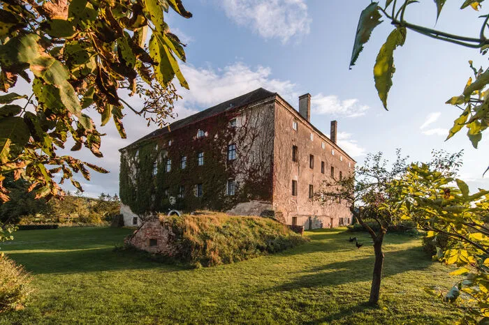 Das 800 Jahre alte Schloss ist eines der wenigen, das keine Kapelle hat. Ursprünglich wurde es als Burg errichtet, dann zum Renaissance- und schließlich zum Barockschloss umgebaut. In den letzten 200 Jahren wurde als Wirtschaftsgebäude verwendet, weil die damaligen Schlossbesitzer in der Nähe ein viel eindrucksvolleres Anwesen besaßen. Horst Wächter übernahm das Haus in den 1980ern deshalb auch ohne Möbel.