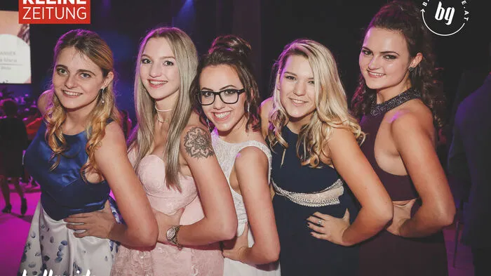 Die Maturantinnen und Maturanten der HLW Schrödinger führten ihre Gäste in Grazer Stadthalle durch eine rauschende Ballnacht. Unter dem Motto, Tomorrow World - yesterday is history, tomorrow is a mystery, wurde ausgelassen gefeiert. Wir haben alles für Sie festgehalten.