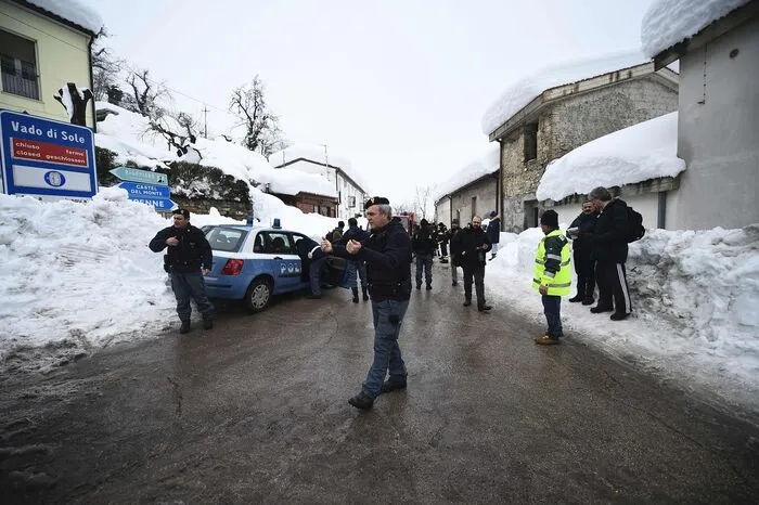 135 Retter seien am Unglücksort im Einsatz. Es handelt sich um "eine komplexe und gefährliche Bergungsaktion".