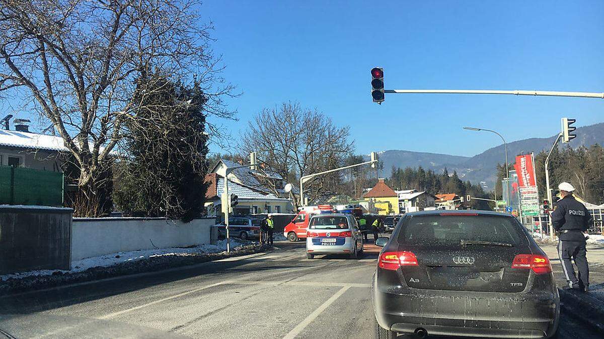 Polizei, Rettung und Feuerwehr sind nach dem Unfall im Einsatz 