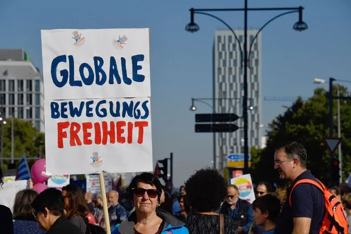 Auf Plakaten stand etwa: "Kein Platz für Nazis" oder "Seenotrettung ist kein Verbrechen". Bei "Unteilbar" handelt es sich um ein breites Bündnis aus tausenden Vereinen, Verbänden und Organisationen. Dem Bündnis schlossen sich etliche kirchliche Organisationen, Wohlfahrtsverbände, Gewerkschaften und Parteien an. Unter anderem die SPD und Pro Asyl hatten zur Teilnahme an der Veranstaltung aufgerufen.