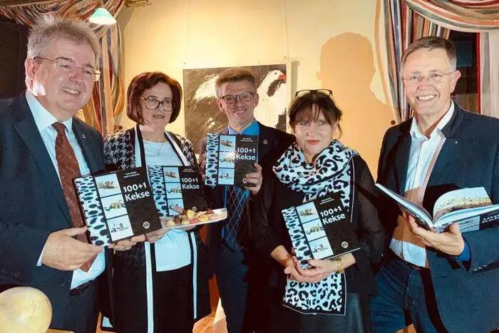 Die Buchpräsentation im Kulturwirtshaus Bachler wurde vom Lionsclub "Althofen-Hemmaland" unter Präsident Gert Köstinger (re.) organisiert. Initiert wurde das Buchprojekt vom Internationalen Lions-Direktor Walter Zemrosser und von Lions-Governor Markus Tschischej (mitte), die den beiden Autorinnen zum Buch gratulierten