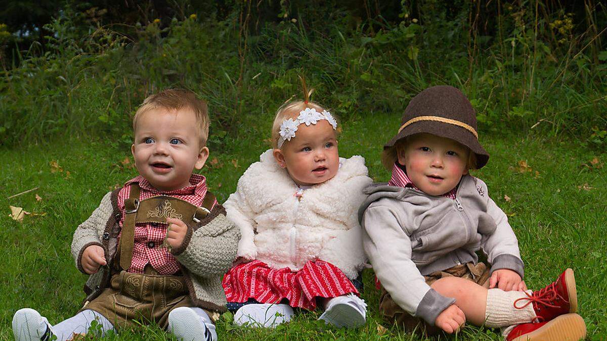 Gemeinsam getauft wurden Lorenz, Pia-Sophie und Emil (von links) 