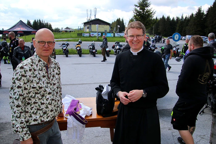 So lud auch heuer wieder Organisator Thomas Gauss (links) zur Motorradsegnung beim Gaberlhaus ein. Über 200 Motorrad-Begeisterte waren mit ihren Maschinen der Einladung gefolgt. Die Segnung der Fahrzeuge und ihrer Lenker nahm, wie schon seit vielen Jahren, Pfarrer Walter Obenaus (rechts) aus Maria Rehkogel bei strahlendem Sonnenschein vor.