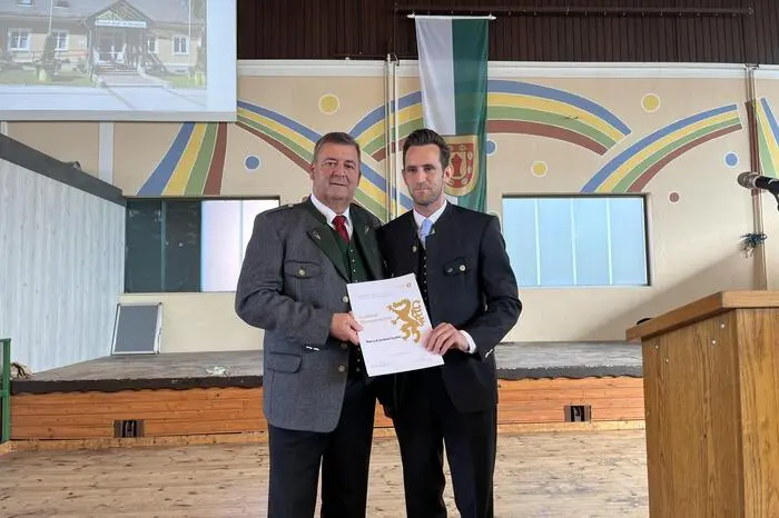 Von Landtagsabgeordnetem Lukas Schnitzer wurde ihm das goldene Ehrenzeichen der steirischen Volkspartei überreicht.