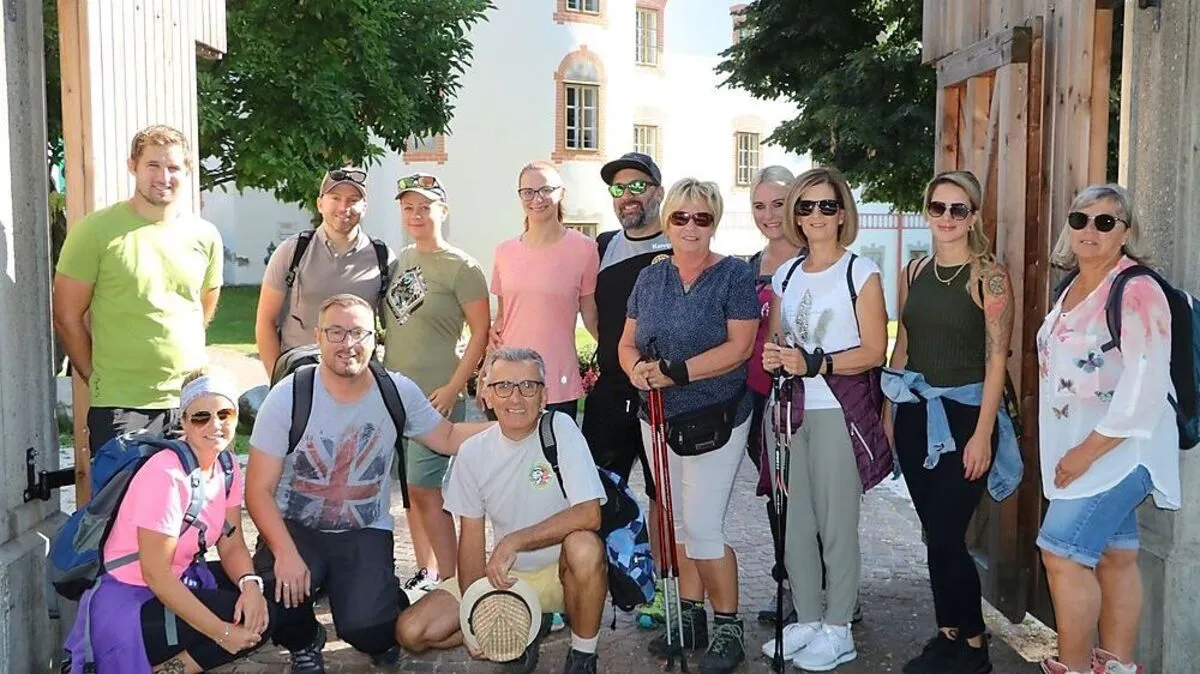 Präsident Peter Kowal (vorne, Zweiter von links) mit der Wandergruppe des Feldkirchner Faschingsklubs
