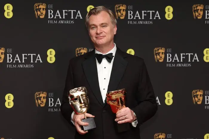 Für Regisseur Christopher Nolan („The Dark Knight“, „Inception“, „Dunkirk“) gab es den ersten BAFTA seines Lebens. „Oppenheimer“ gewann darüber hinaus in den Kategorien für den besten Schnitt, die beste Kamera und die beste Musik