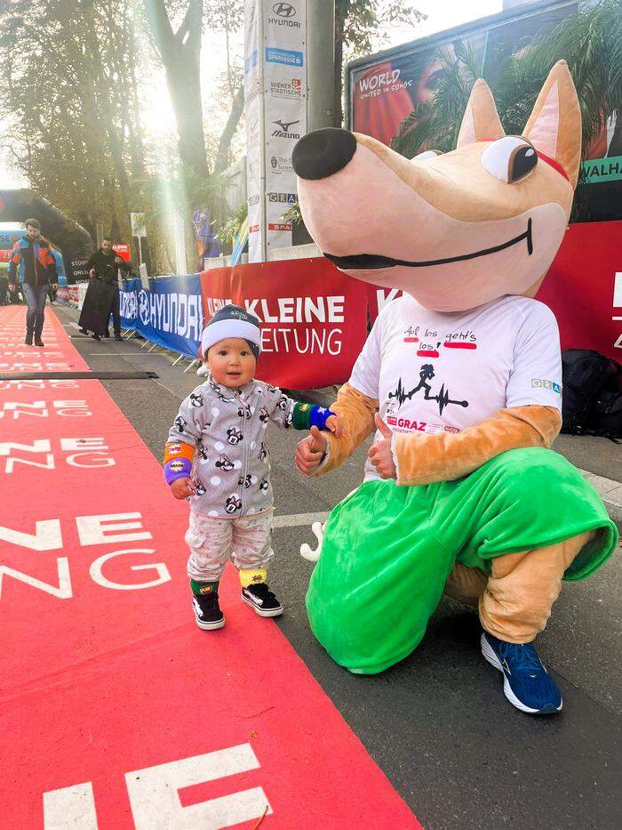 Der freilich inoffizielle erste Preis für das sportlichste Outfit ging an Millie, mit ihren sechs Schweißbändern