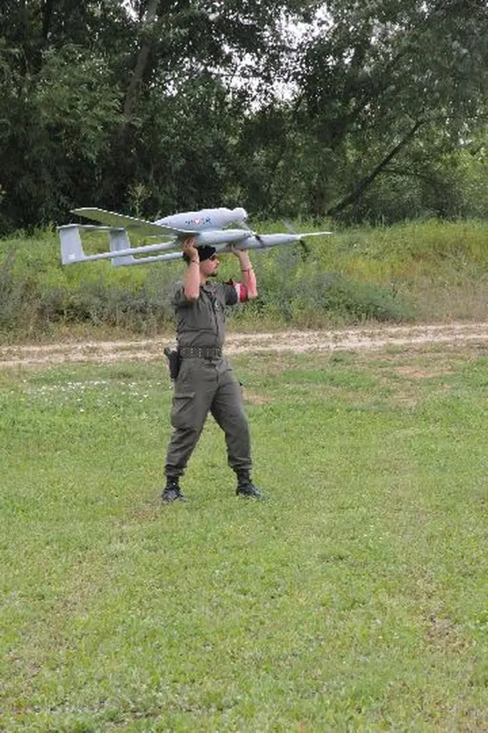 Die Motoren laufen, mit einem leichten Schub heb das Fluggerät ab