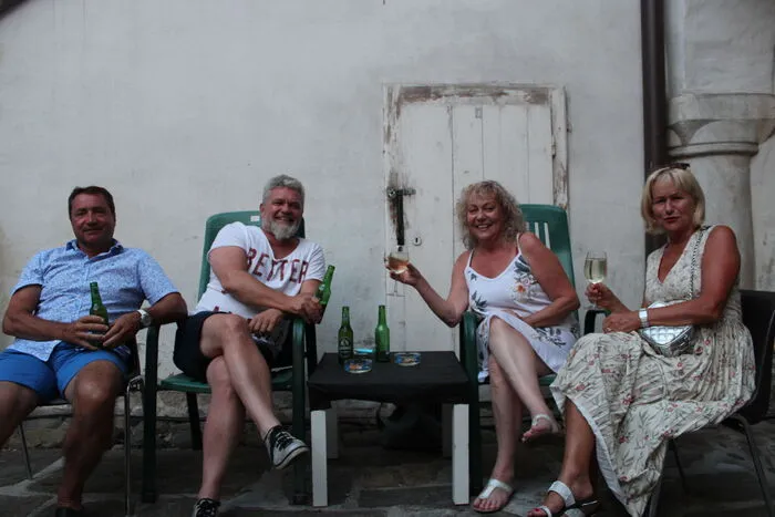 Die Gäste genossen die gute Musik und das Ambiente, um sich wieder mit Freunden gemütlich zu treffen.