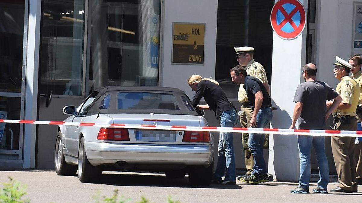 Cabrio vor der Tankstelle