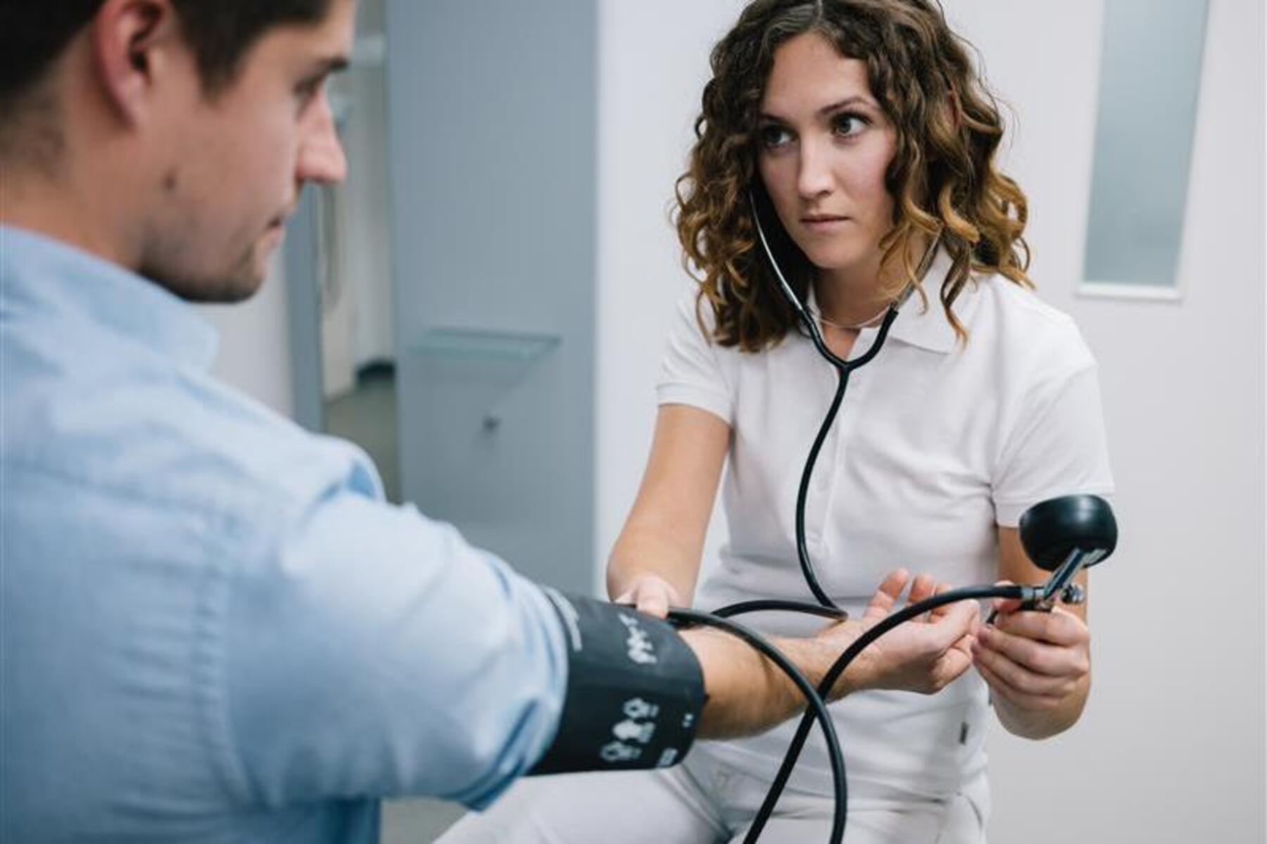 Schon ab 40 Jahren: Früher Bluthochdruck lässt das Risiko für Herz- und Nierenerkrankungen massiv steigen