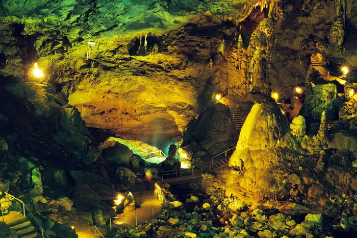 Der Hitze entgehen – das geht besonders gut bei frischen zehn Grad. Von Semriach oder Peggau aus geht es in die steirische Lurgrotte. Aber Jacke nicht vergessen!