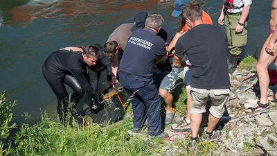 Eine Plastikwanne mit Leichenteilen wird geborgen
