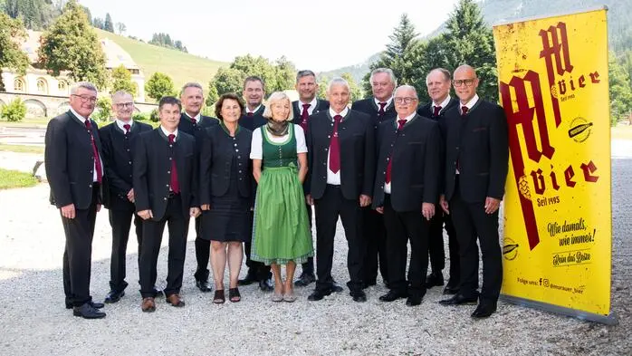 Mitglieder von Vorstand und Aufsichtsrat (v. l.): Josef Rieberer, Klaus Auer, Robert Anthofer, Heinz Gobald, Ulrike Nagele, Franz Mayrhofer, Gudrun Oberkofler, Peter Doppler, Michael Leitner-Fidler, Heinz Ferner, Johann Lassacher, Anton Petzl und  Michael Göpfart