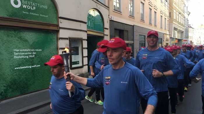 Der Torchrun mit der Flame of Hope ist von einem Polizisten aus den USA erfunden worden, um Special Olympics zu unterstützen. Österreichs Polizisten und Polizeischüler trugen die Aktion nun in die Steiermark.