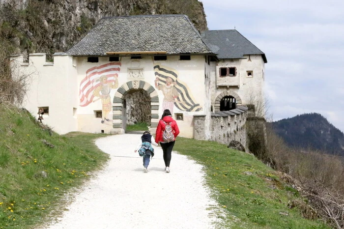 Übrigens: Neben der Möglichkeit des Aufstieges durch die historisch interessanten 14 Burgtore ... 