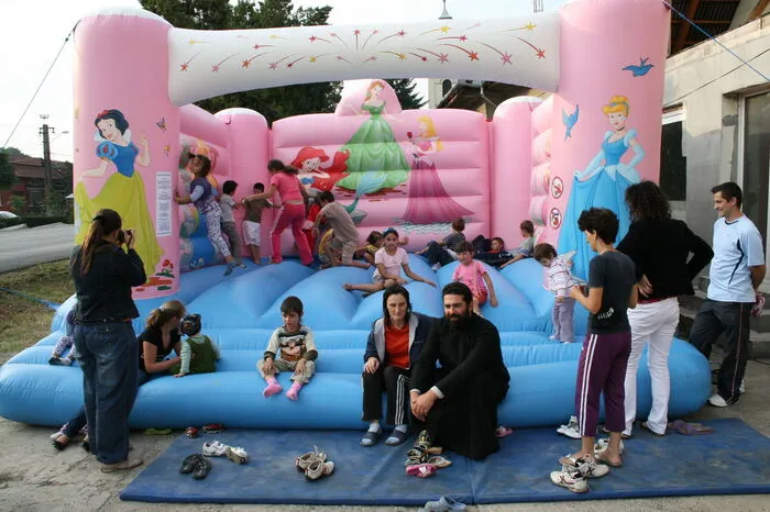 Vor allem die Hüpfburg ließ die Herzen der Kinder höher schlagen.